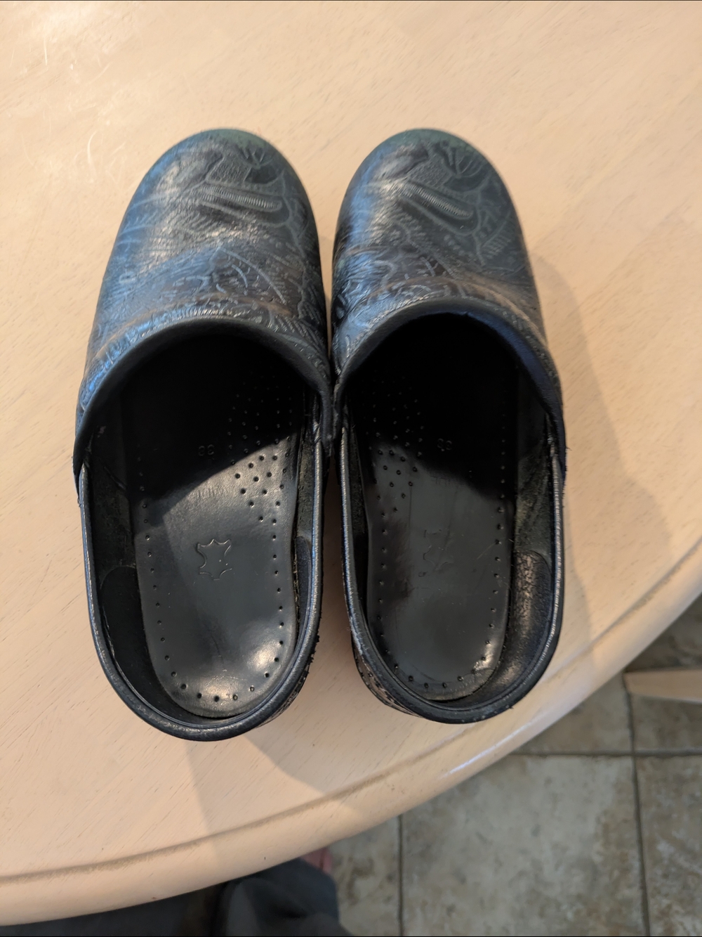 Dansko Professional Black Tooled Leather Floral Wide Width Clogs Women’s 38 - Picture 2 of 3